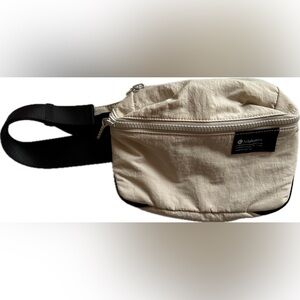 Lululemon White Opal Clean Lines 2L Belt Bag